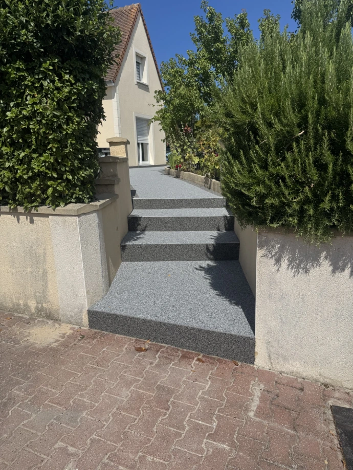 Escalier en moquette de pierre à Caen